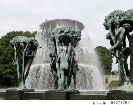 ノルウェー　オスロのヴィーゲラン公園の噴水彫刻UP 64678760