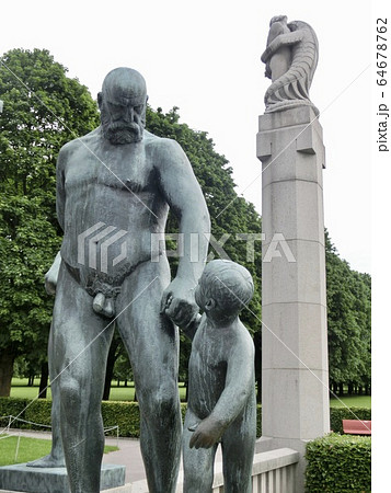 ノルウェー　オスロのヴィーゲラン公園　老人と孫の像 64678762