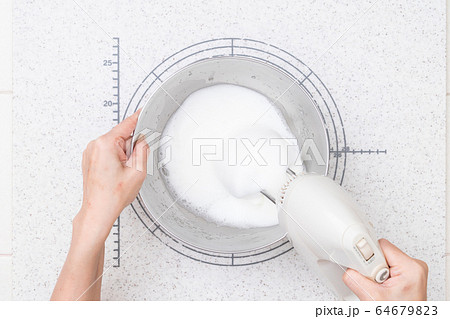 おうちでお菓子作り工程 ミルクティーシフォンケーキ 5-メレンゲを作る おうちでお菓子作り工程 ミルクティーシフォンケーキ 5-メレンゲを作る 64679823