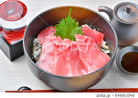 外国マルタ産本マグロの中トロと メバチマグロ たぶん 赤身の2色のマグロ丼の写真素材