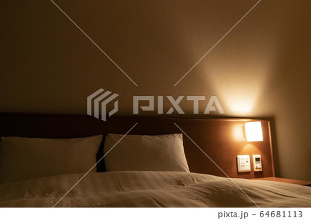 寝室のベット 64681113