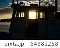 船から望む夕日 64681258