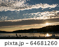 夕日が沈む防波堤 64681260