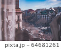 窓から望む街並み 64681261