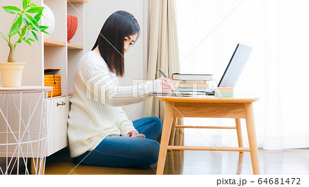 ノートに書き込む女性　PC　参考書　付箋　コピースペース　16:9 64681472