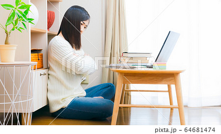 PCを見て考える女性　コピースペース　16:9 64681474