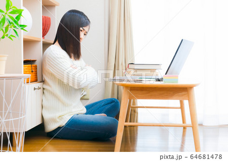PCを見て考える女性 コピースペース PCを見て考える女性 コピースペース 64681478
