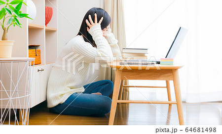 頭を抱える女性　コピースペース　16:9 64681498