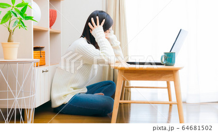 頭を抱える女性　コピースペース　16:9 64681502