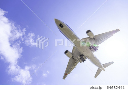 着陸する飛行機  ボーイング777-200 64682441