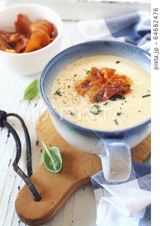 Creamy potato soup with bacon in ceramic cup Creamy potato soup with bacon in ceramic cup 64682476