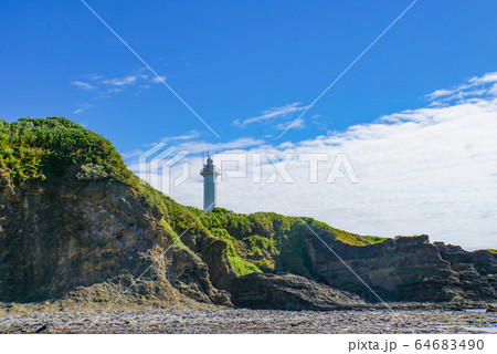 新潟県佐渡市　崖の向こうに見える白い灯台　沢崎鼻灯台 64683490