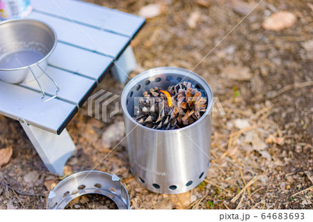 キャンプ素材　焚き火台　炎 64683693