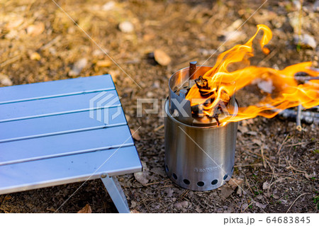 キャンプ素材　焚き火台　炎 64683845
