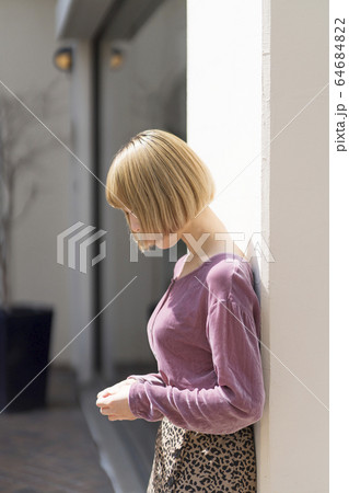 悩む女性 64684822