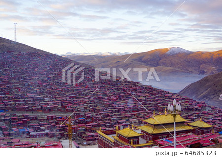 チベット・カム地方 ラルンガルゴンパに建ち並ぶ僧院 チベット・カム地方 ラルンガルゴンパに建ち並ぶ僧院 64685323