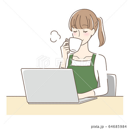 パソコンの前でコーヒーを飲む女性のイラスト素材