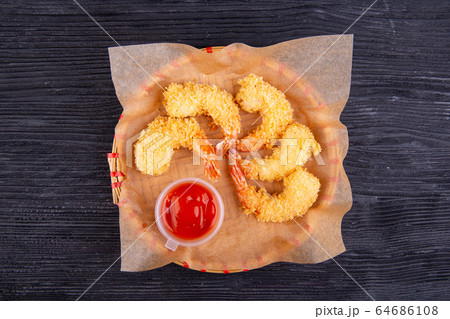 Royal shrimp roasted in breading, served with ketchup 64686108
