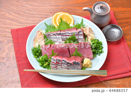 初がつお、初ガツオ、初カツオ、初かつお、初鰹、国産御前崎産の初鰹(4月中旬)の刺身、刺し盛り。 初がつお、初ガツオ、初カツオ、初かつお、初鰹、国産御前崎産の初鰹(4月中旬)の刺身、刺し盛り。 64686357