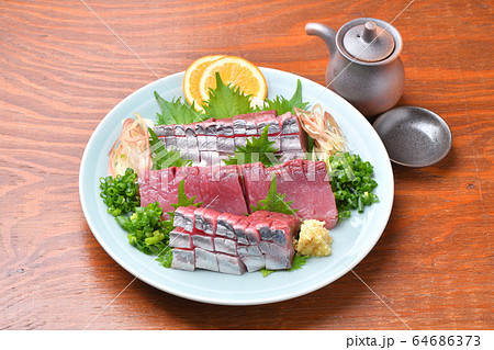 初がつお、初ガツオ、初カツオ、初かつお、初鰹、国産御前崎産の初鰹(4月中旬)の刺身、刺し盛り。 初がつお、初ガツオ、初カツオ、初かつお、初鰹、国産御前崎産の初鰹(4月中旬)の刺身、刺し盛り。 64686373