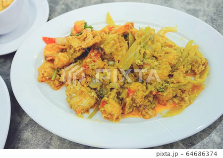 Stir Fried Crab and shrimp with Curry Powder. 64686374