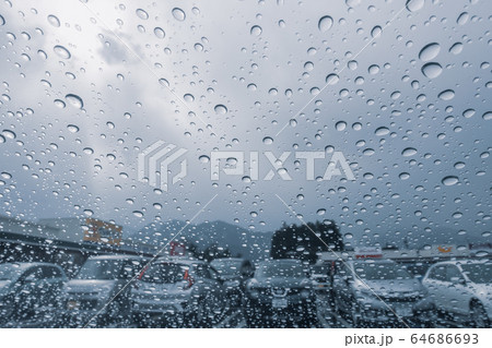 駐車場に降る雨：雨粒 64686693