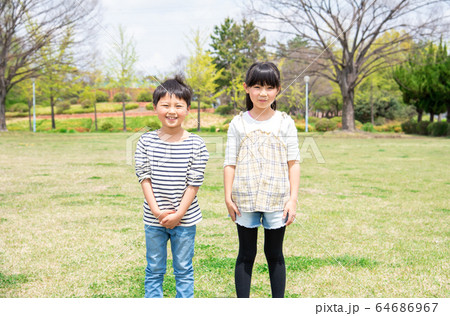 緑の多い公園で笑顔の姉弟 64686967