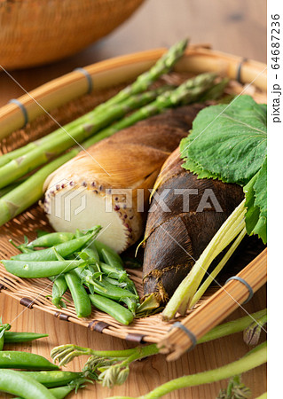 ザルに盛られた春野菜 64687236