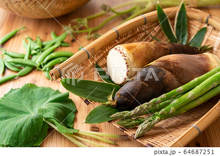 ザルに盛られた春野菜 64687251