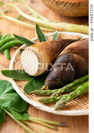 ザルに盛られた春野菜 ザルに盛られた春野菜 64687256