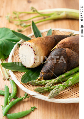 ザルに盛られた春野菜 ザルに盛られた春野菜 64687261