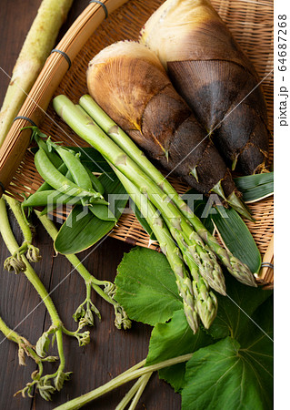 ザルに盛られた春野菜 64687268