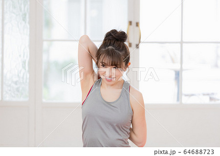 女性 ヨガ フィットネス 女性 ヨガ フィットネス 64688723