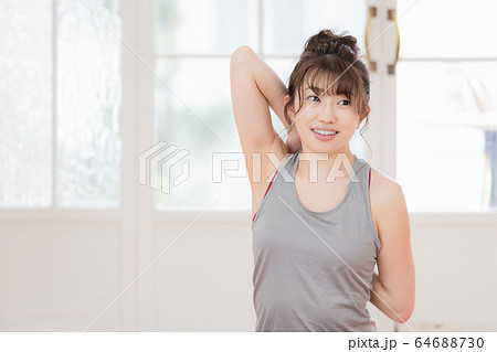 女性　ヨガ　フィットネス 64688730