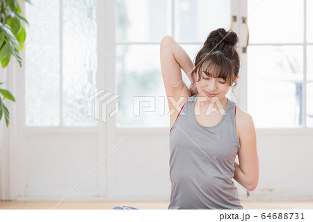女性 ヨガ フィットネス 女性 ヨガ フィットネス 64688731