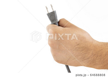電源ケーブルを握る男の手の写真素材
