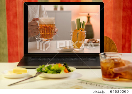 オンライン飲み会 64689069
