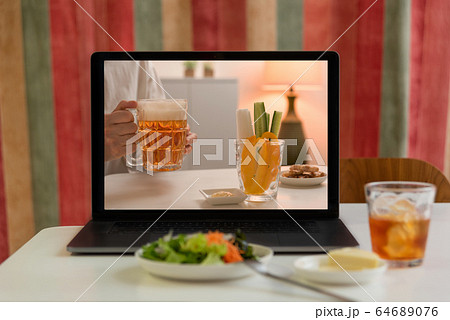 オンライン飲み会 64689076