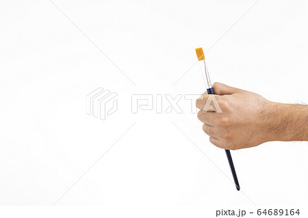 絵の具の筆を握る男の手の写真素材