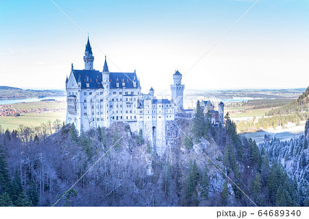 雪のノイシュバンシュタイン城 64689340