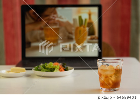 オンライン飲み会 64689401