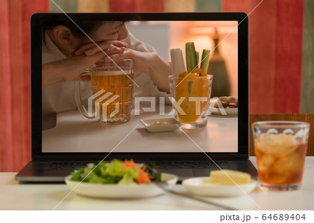 オンライン飲み会 64689404