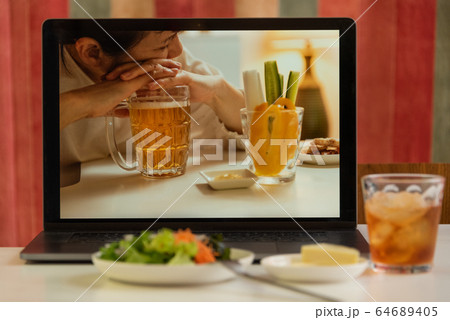 オンライン飲み会 64689405