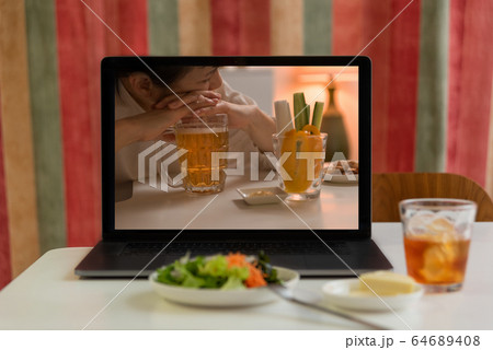 オンライン飲み会 64689408