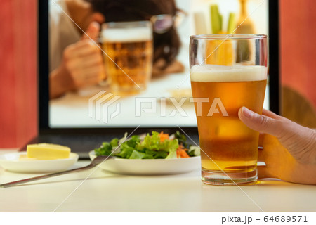 オンライン飲み会 64689571