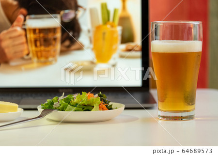 オンライン飲み会 64689573