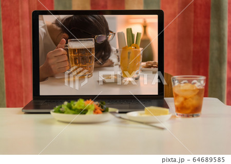 オンライン飲み会 64689585