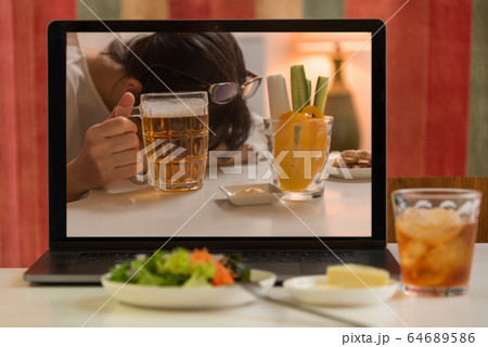 オンライン飲み会 64689586