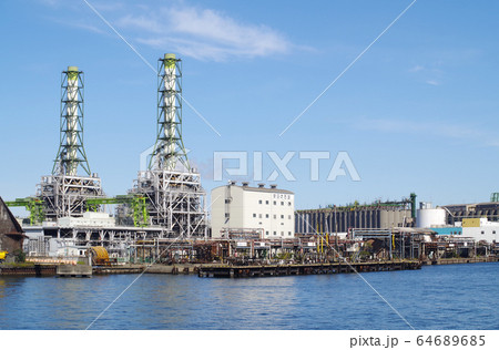 京浜工業地帯の煙突と工場の景色 64689685