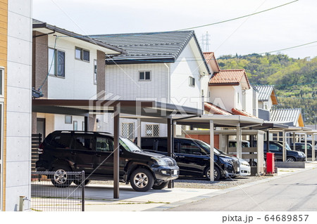 外出自粛イメージ＿団地風景、休日、自宅待機 64689857